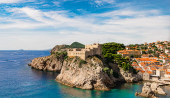 Dubrovnik in Dalmatien: Die Festung Lovrijenac von der Stadtmauer aus gesehen. © Bernadette Strobl