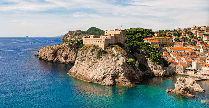 Dubrovnik in Dalmatien: Die Festung Lovrijenac von der Stadtmauer aus gesehen. © Bernadette Strobl