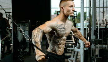 Bodybuilder trainiert Brustmuskulatur und Faszien am Kabelzug. © iStockphoto.com/antondotsenko