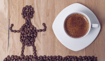Koffein-Kick: Männchen aus Kaffeebohnen und eine Tasse Kaffee. © Bernadette Strobl