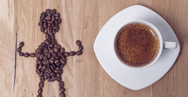 Koffein-Kick: Männchen aus Kaffeebohnen und eine Tasse Kaffee. © Bernadette Strobl