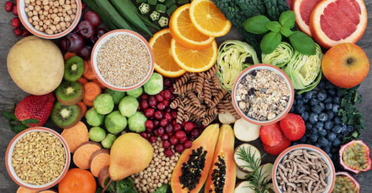 Zusammenstellung verschiedener Kohlenhydrate mit Getreide, Kartoffeln, Hülsenfrüchten, Obst und Gemüse. © iStockphoto.com/marilyna