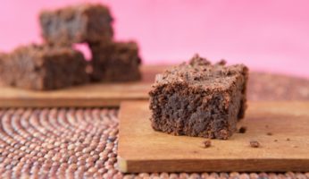 Ein Stück Kokos-Schokokuchen auf einem Holzbrett. © iStockphoto.com/annie-claude