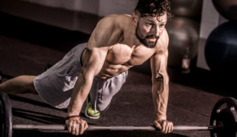 Mann trainiert seine Bauchmuskeln mit der Langhantel: Antioxidantien können den Trainingserfolg mindern. © iStockphoto.com/puhimec